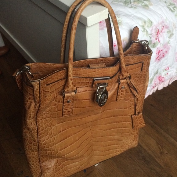 Micheal Kors large‎ cross body - Picture 1 of 4